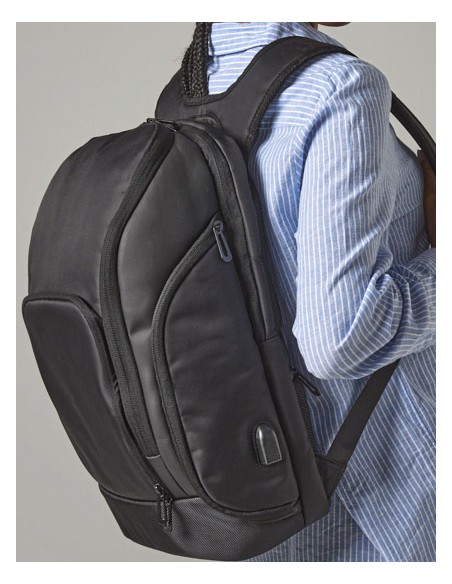 QUA-QD910-Pro-Tech Charge Backpack 2